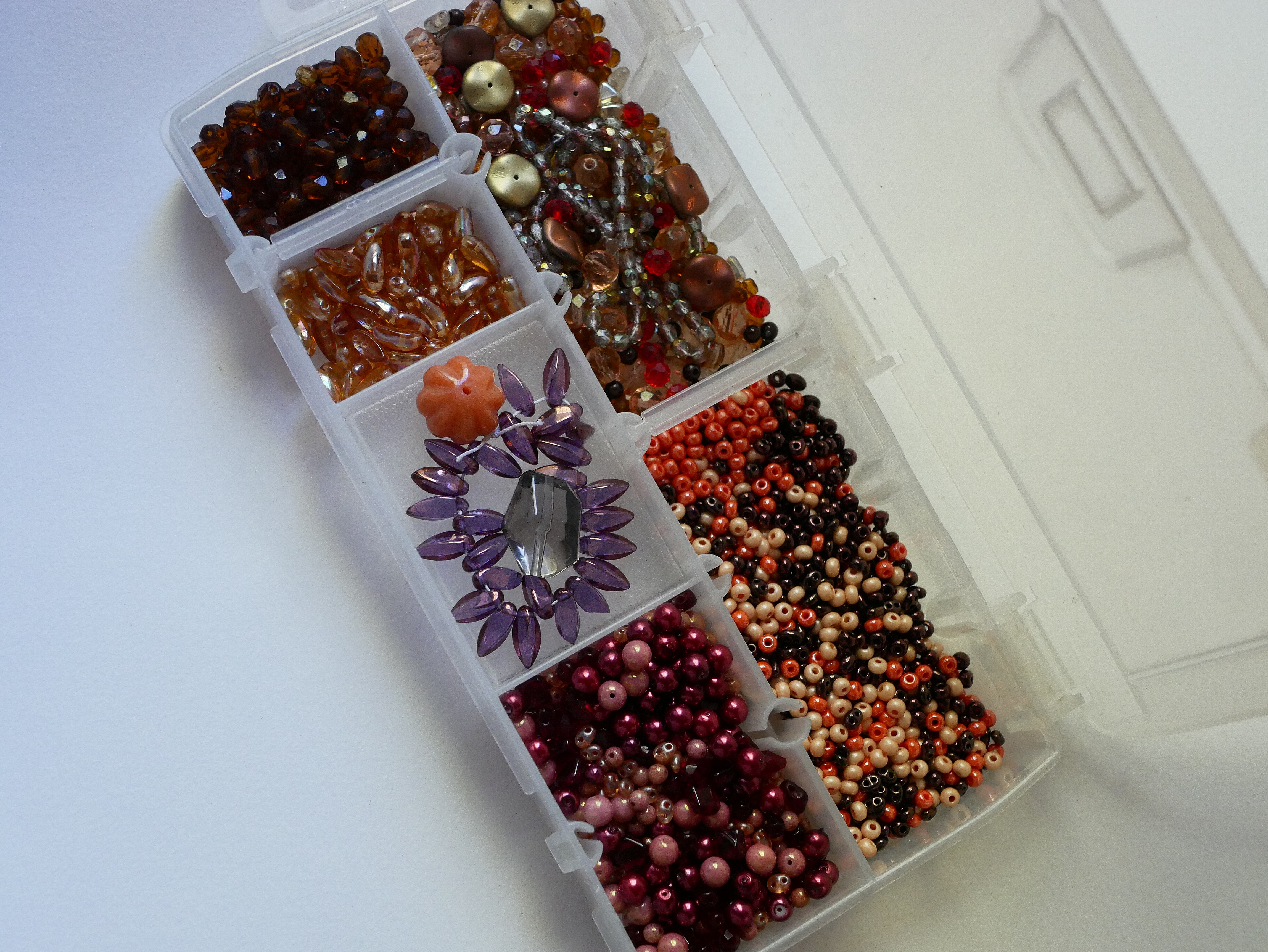 Boite de perles en m&eacute;lange ambre/p&ecirc;che/orange/rouge - 360 gr