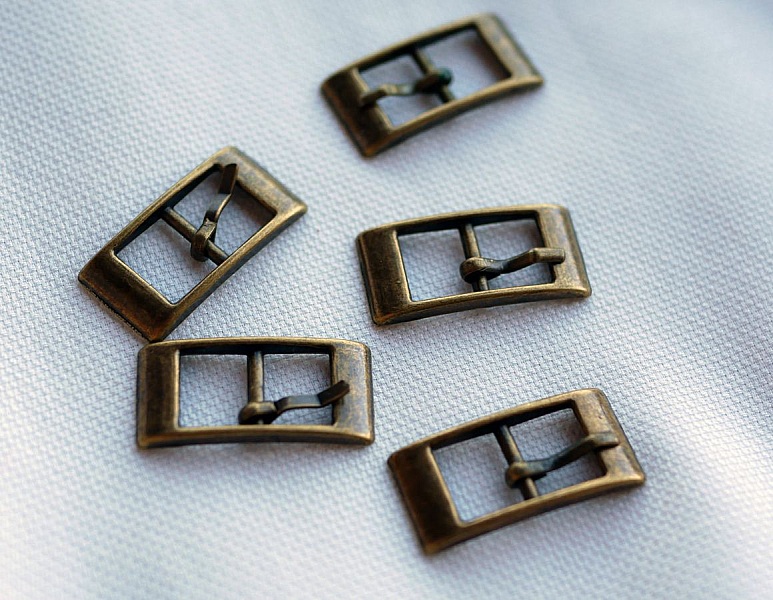 Antikke bronsespenner for 8 mm armb&aring;nd i beltestil x 5