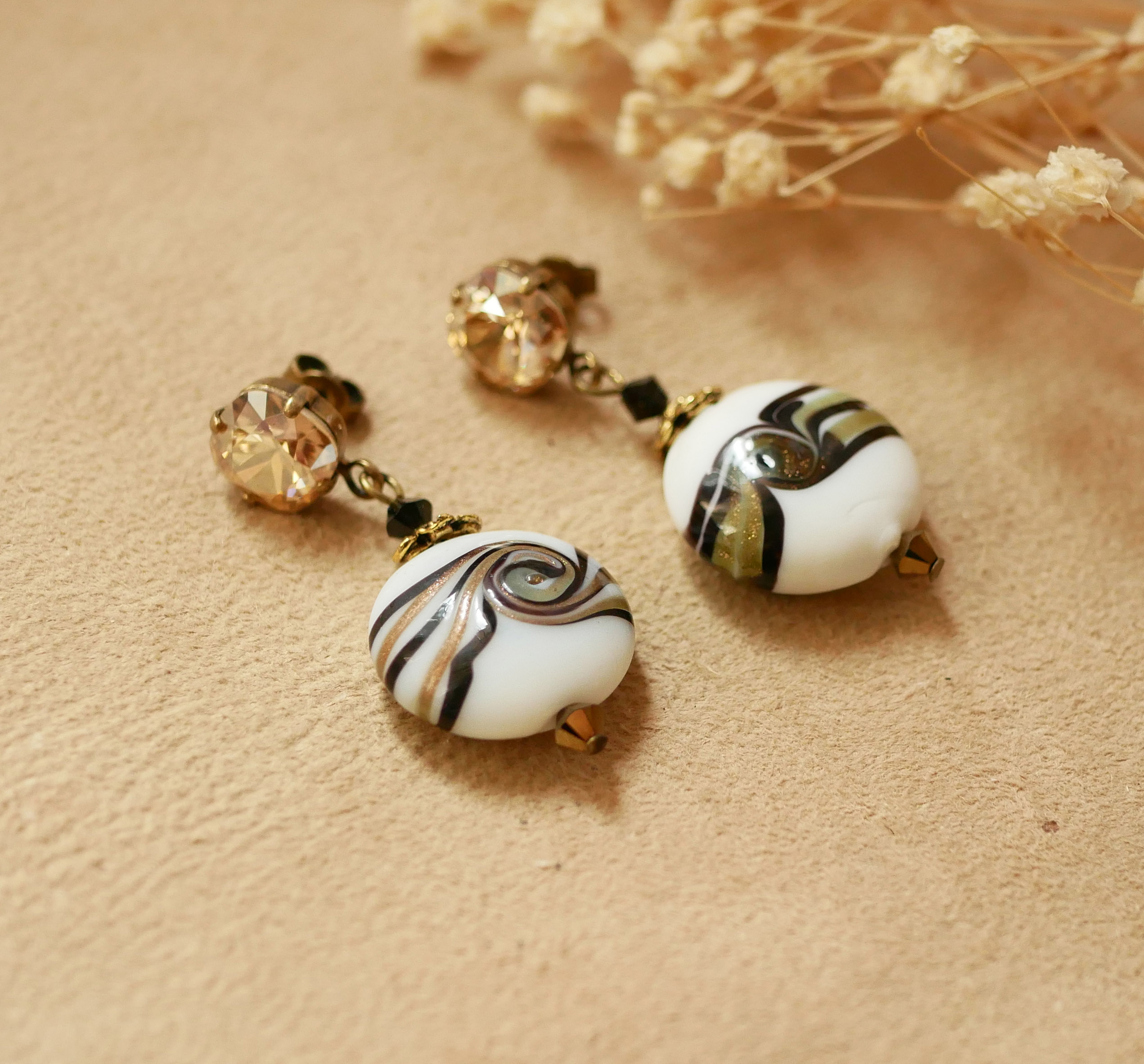 Gull cabochon øredobber