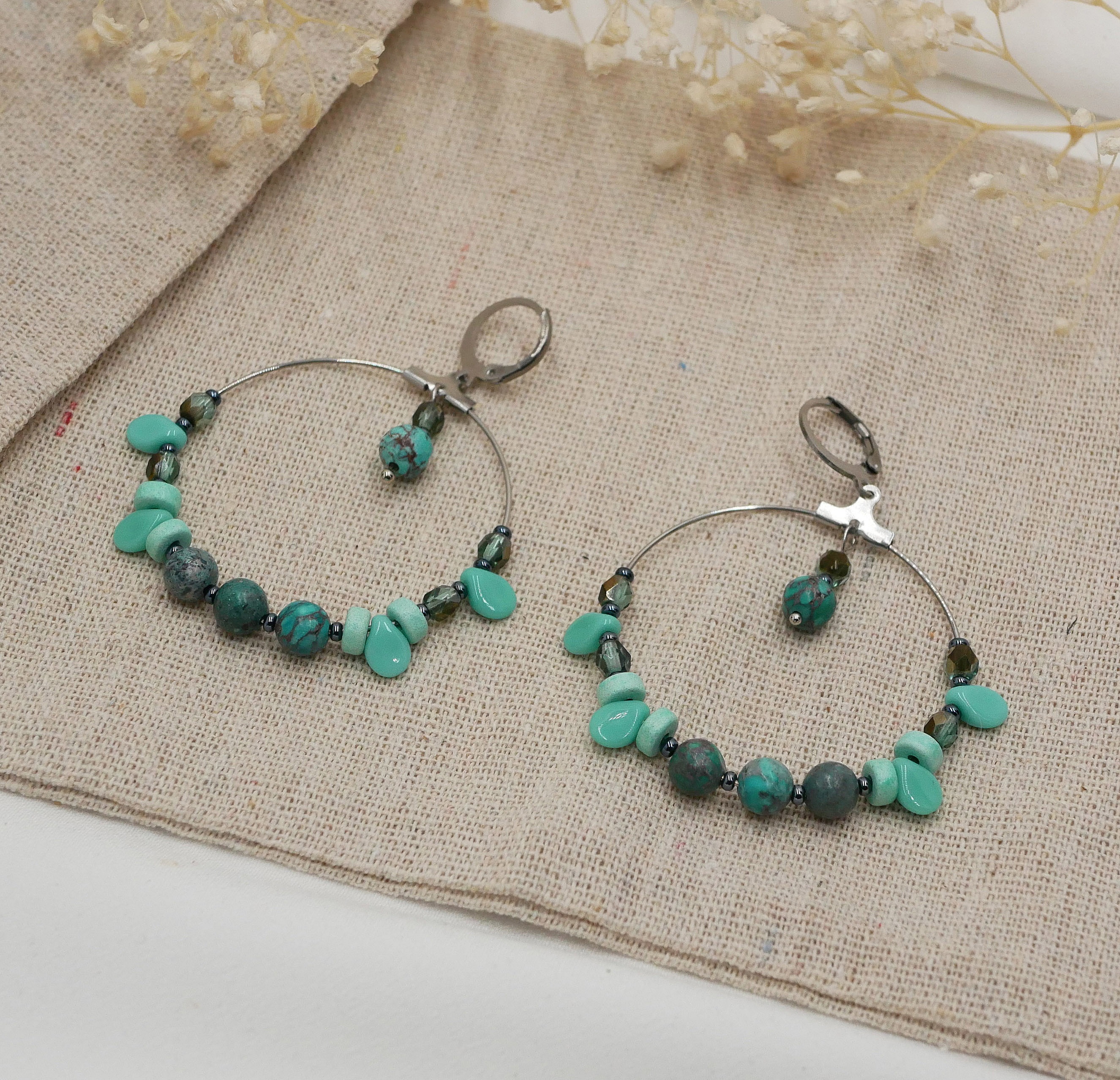 Boucles d'oreilles grandes cr&eacute;oles acier et perles turquoises