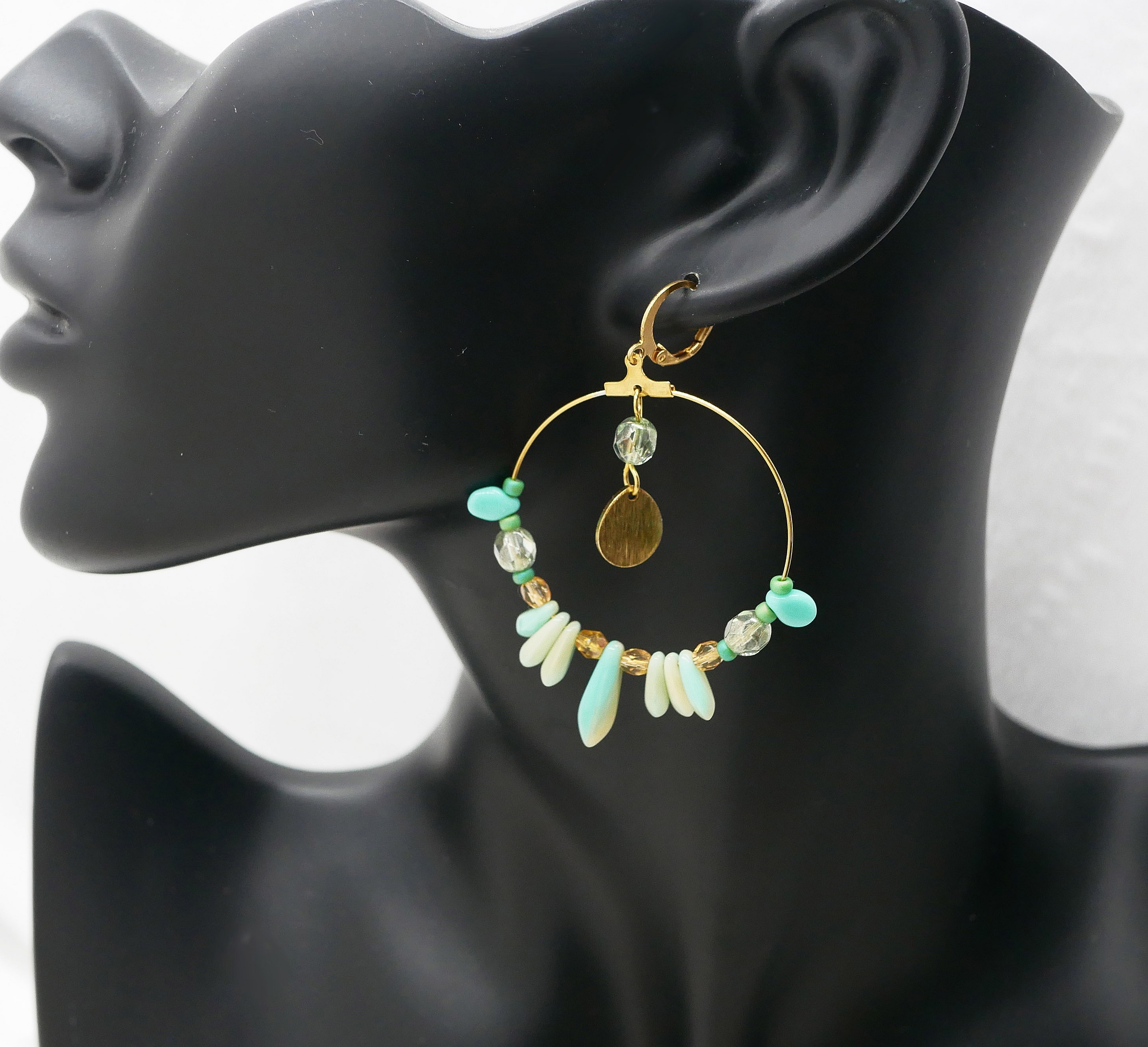 Boucles d'oreilles grandes cr&eacute;oles dor&eacute;es perles turquoise vert d'eau