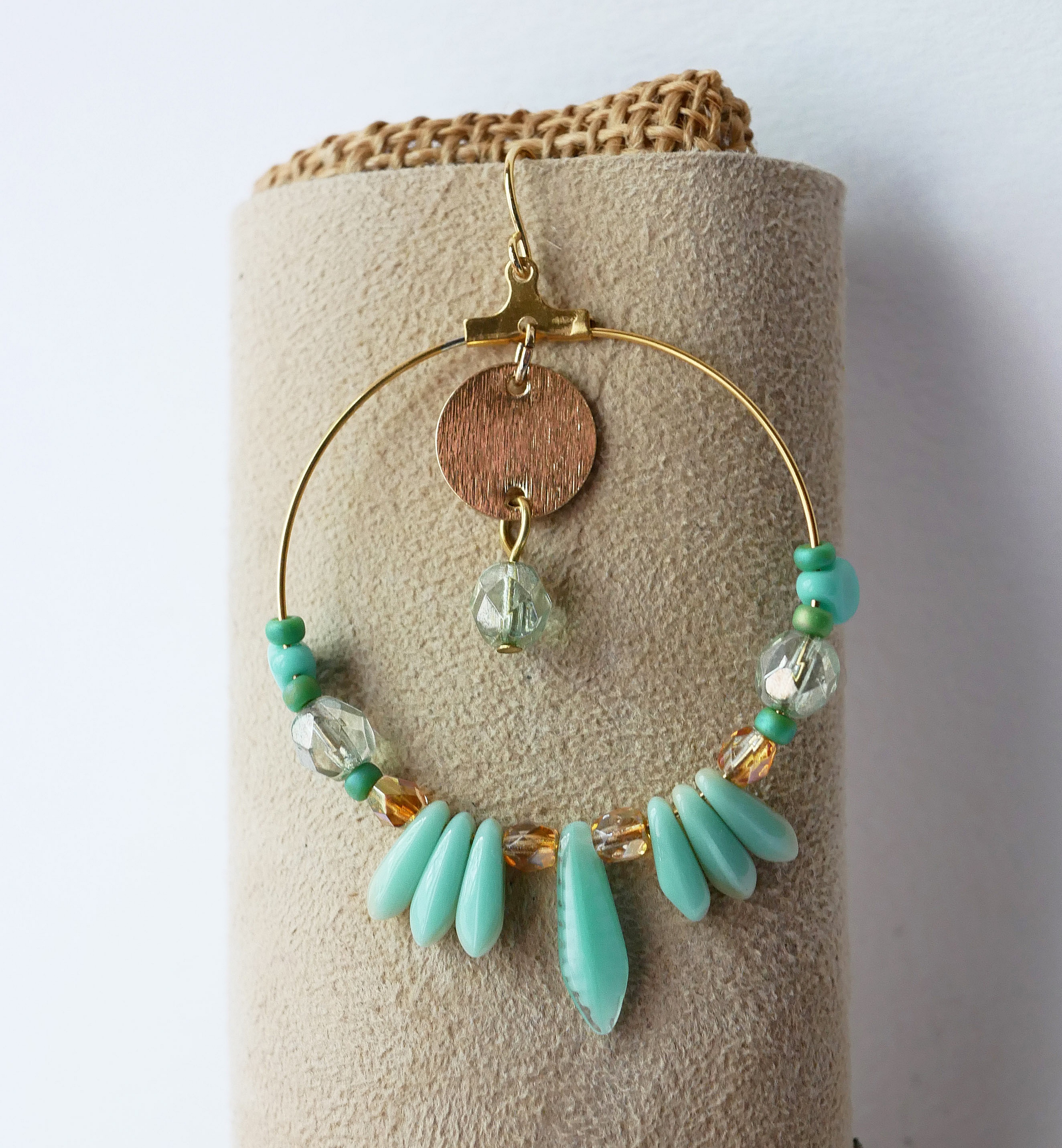 Boucles d'oreilles grandes cr&eacute;oles dor&eacute;es perles turquoise vert d'eau