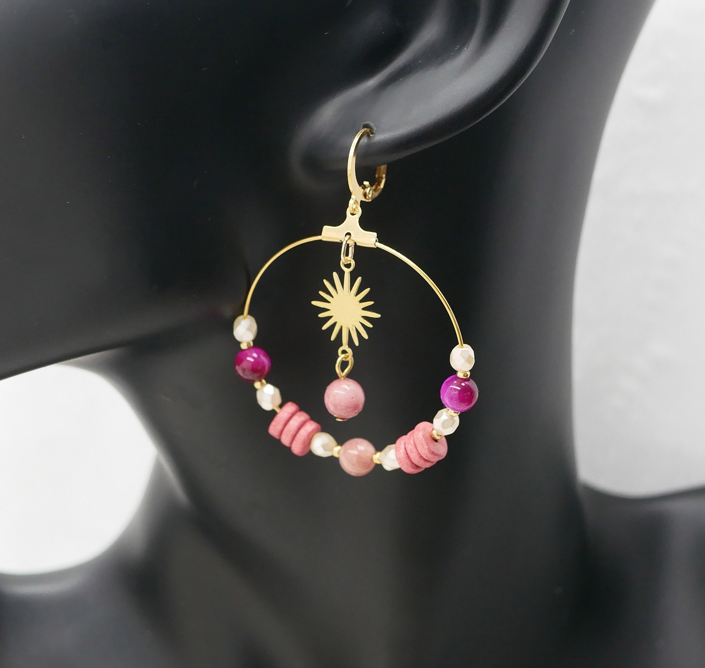 Boucles d'oreilles grandes cr&eacute;oles dor&eacute;es perles roses et blanc nacr&eacute;