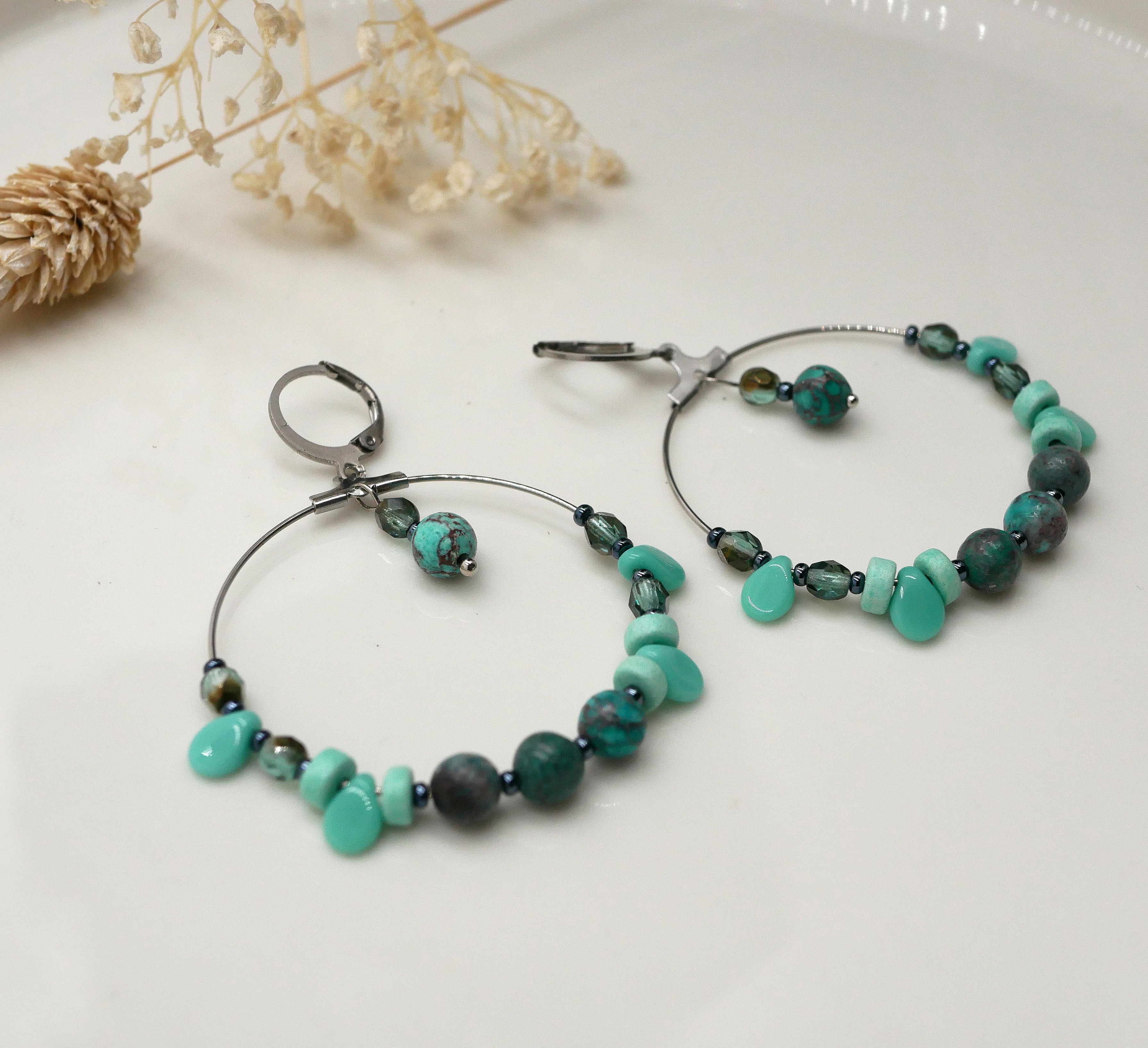 Boucles d'oreilles grandes cr&eacute;oles acier et perles turquoises