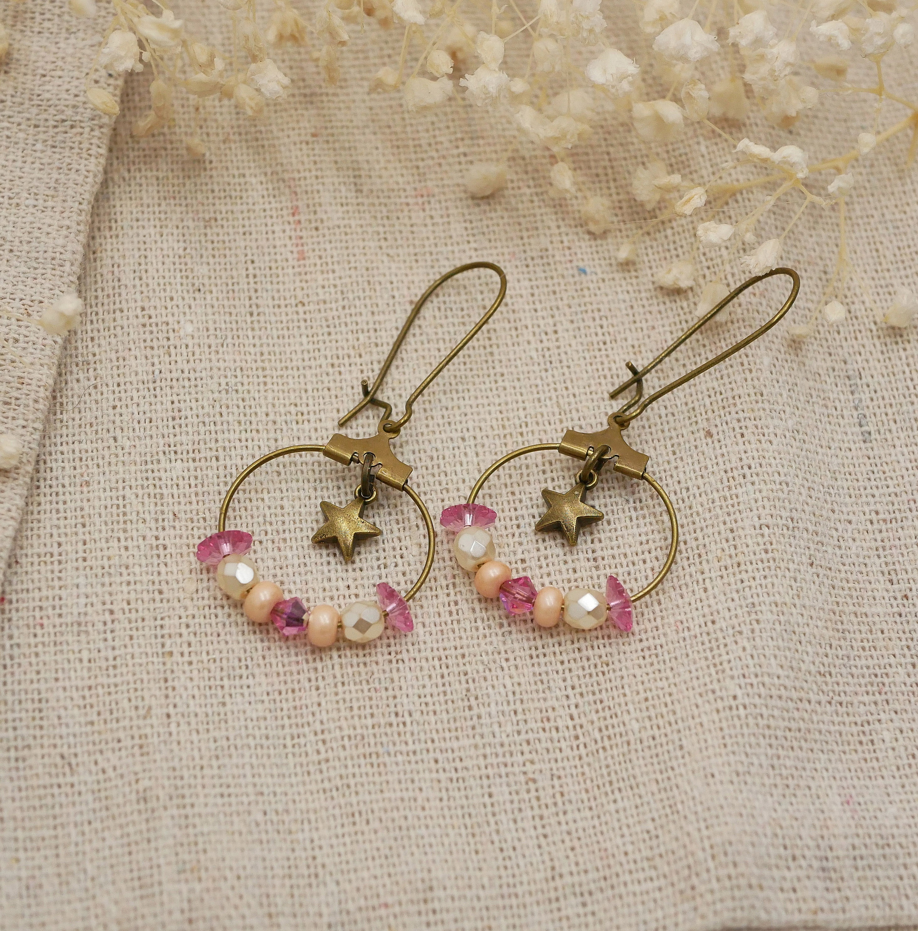 Boucles d'oreilles petites cr&eacute;oles laiton aux perles rose et p&ecirc;che