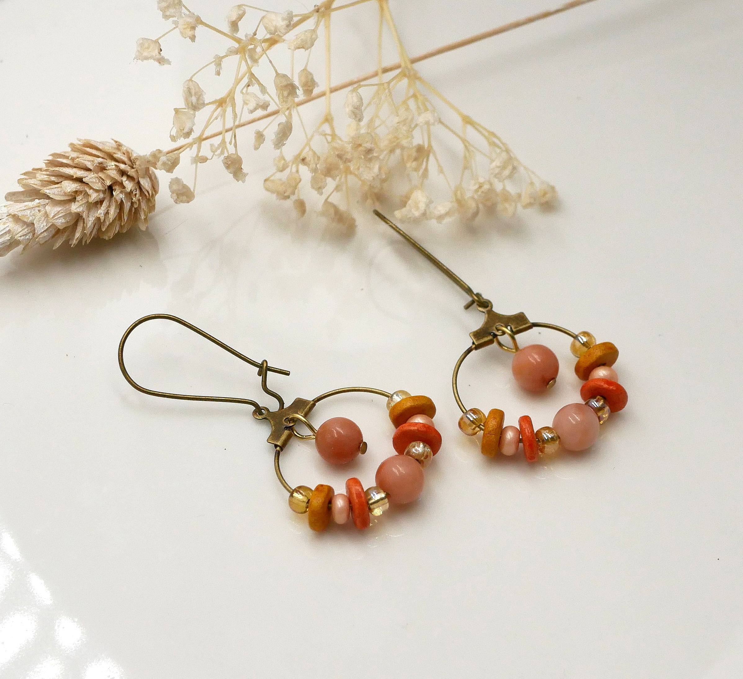 Boucles d'oreilles petites cr&eacute;oles laiton aux perles corail et p&ecirc;che