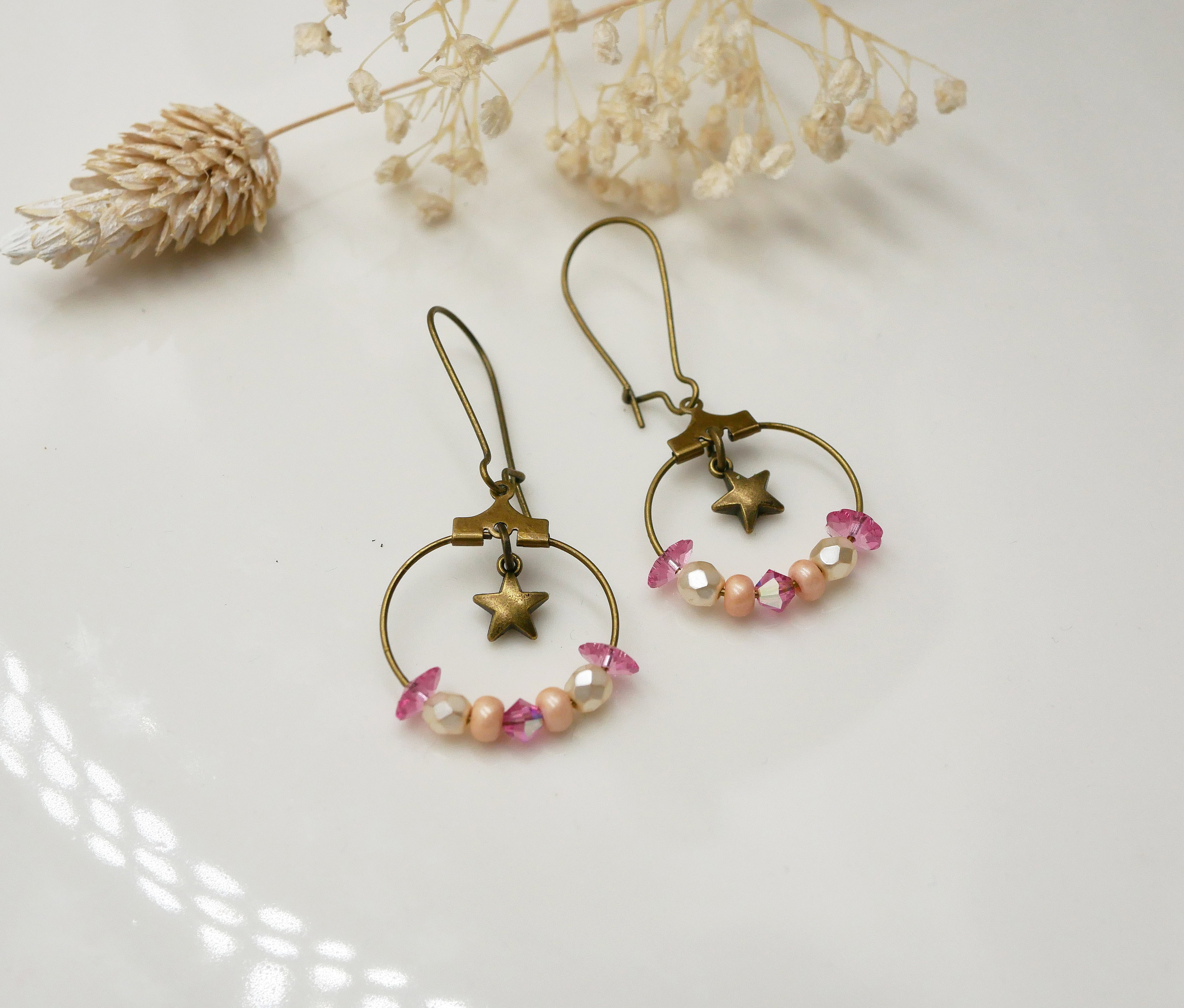 Boucles d'oreilles petites cr&eacute;oles laiton aux perles rose et p&ecirc;che