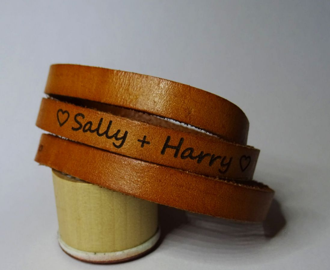 Bracelet cuir grav&eacute; personnalis&eacute; avec pr&eacute;noms