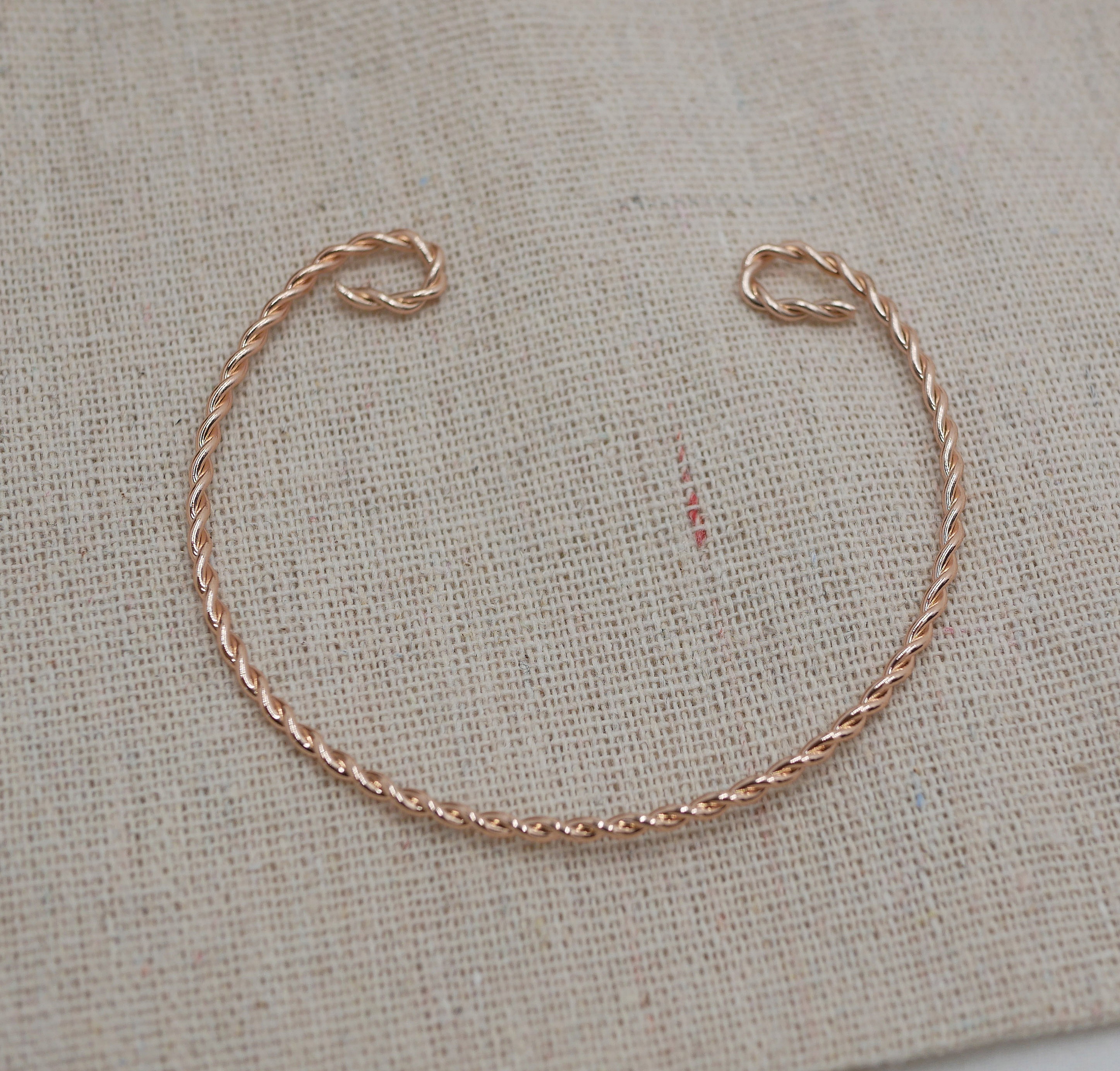 Bracelet jonc torsad&eacute; coloris or rose