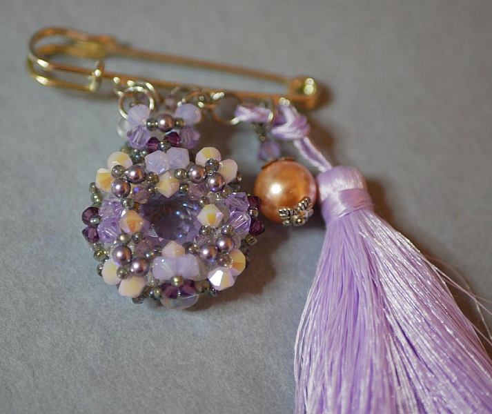 Andros lilla pompon brosje