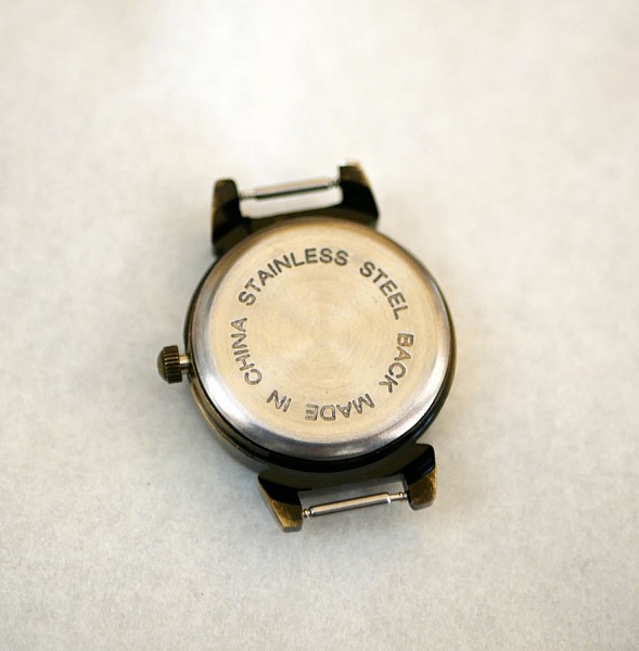 Svart og bronse fj&aelig;r urskive