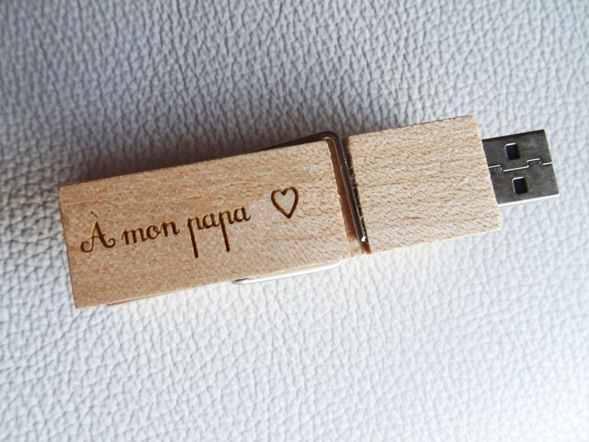 Cl&eacute; USB pince en bois brut grav&eacute;e &agrave; personnaliser