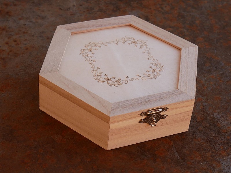 Coffret bois grav&eacute; avec perles surprises de perles ambre/orange