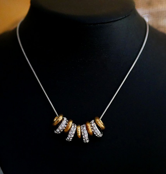 Halskjede med s&oslash;lv- og gullringer