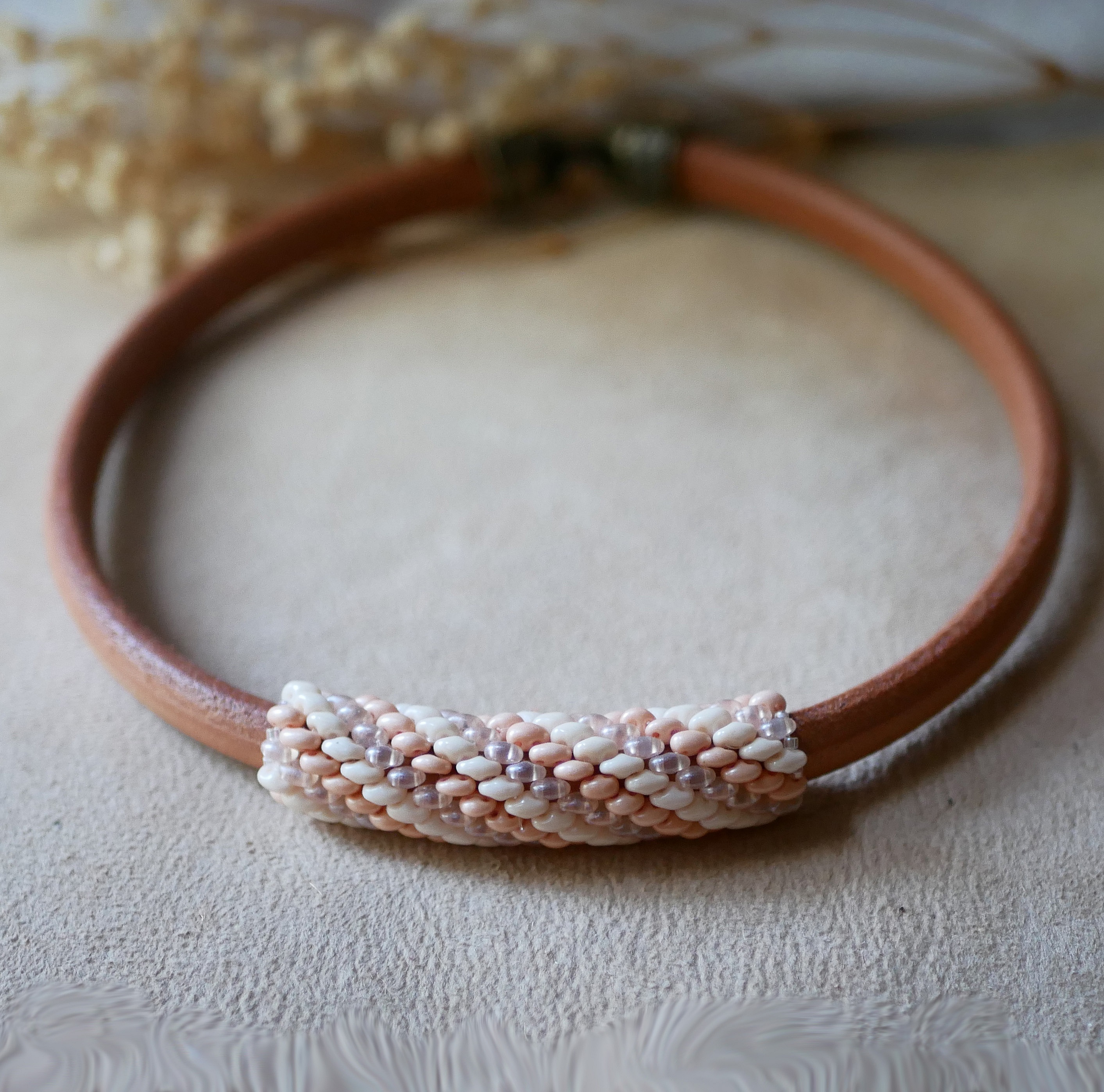 Regaliz skinn halskjede med nakne perler