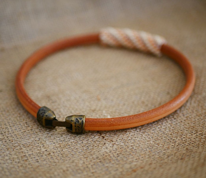 Regaliz skinn halskjede med nakne perler