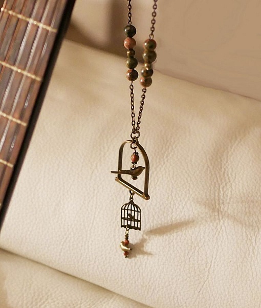 Halskjede med langt fugleanheng