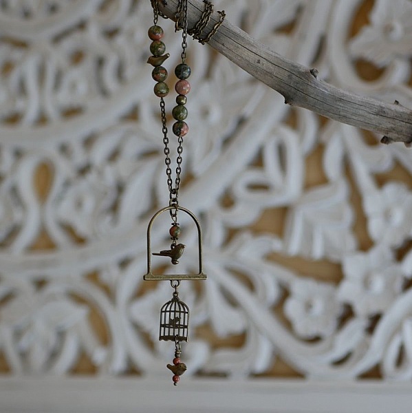 Halskjede med langt fugleanheng