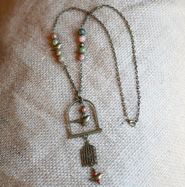 Halskjede med langt fugleanheng