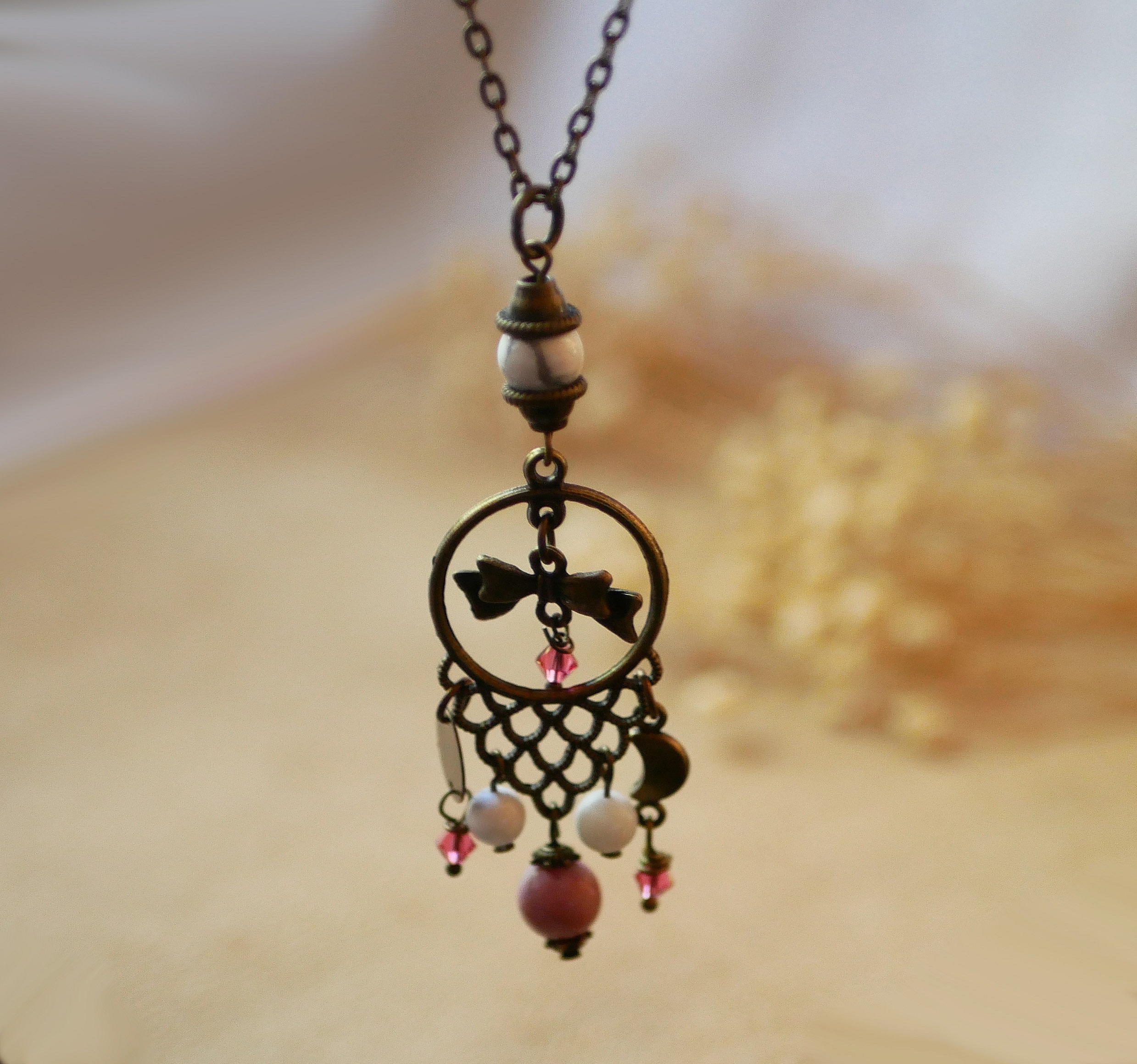 Halskjede med bohemsk anheng og naturlige steiner 