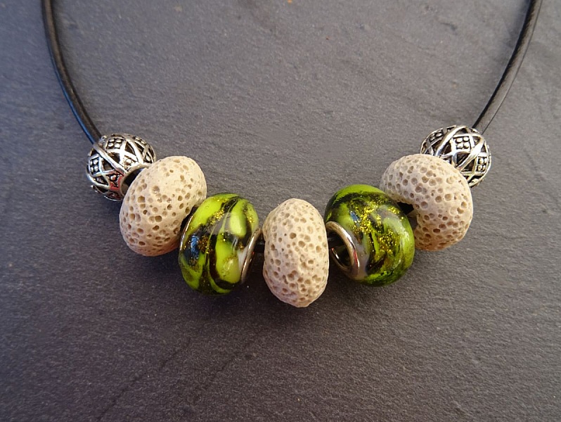 Ecru/Olivine perlekjede p&aring; svart skinn