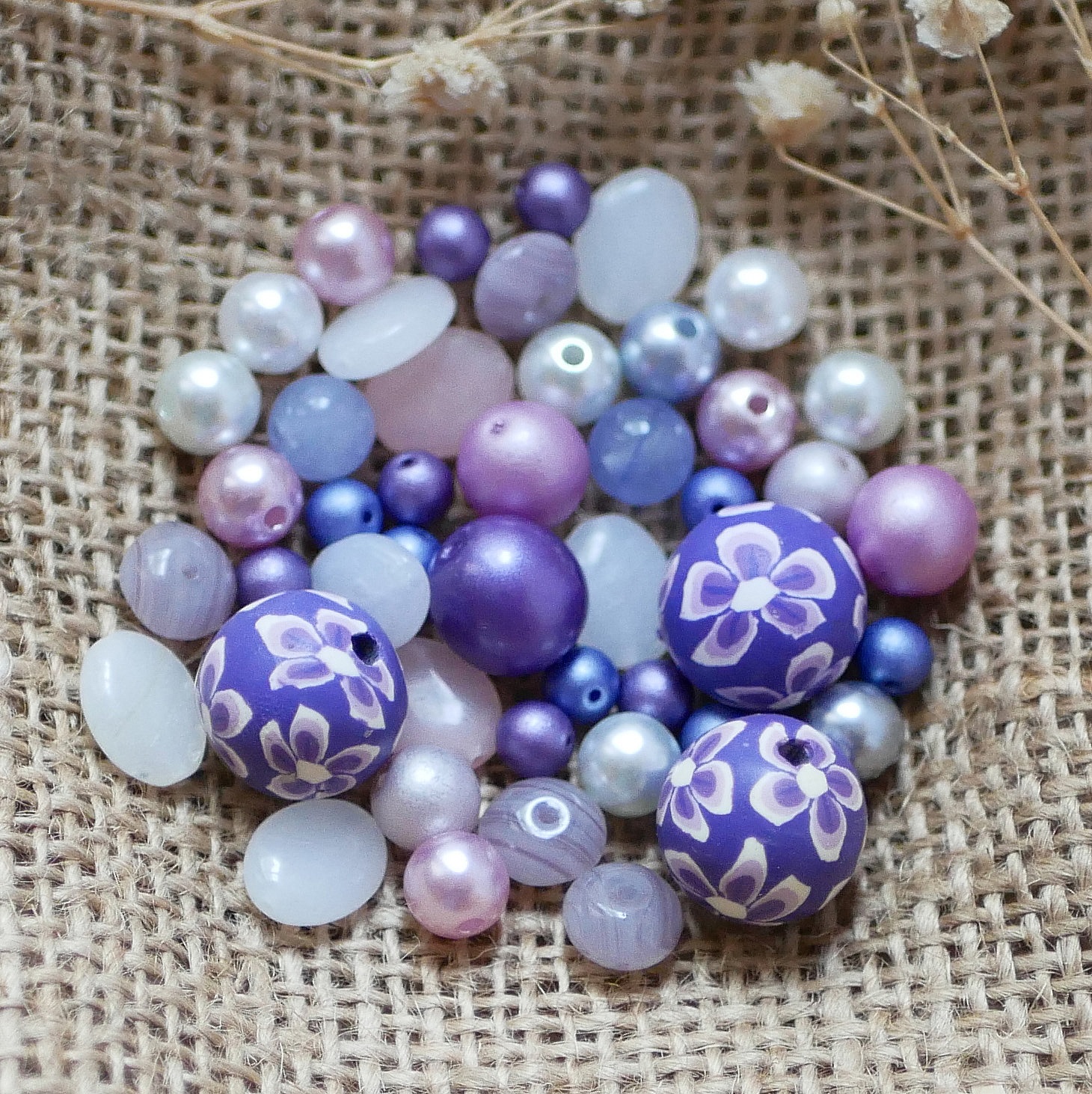 Lot de perles violet parme en verre press&eacute;, fimo et verre nacr&eacute;