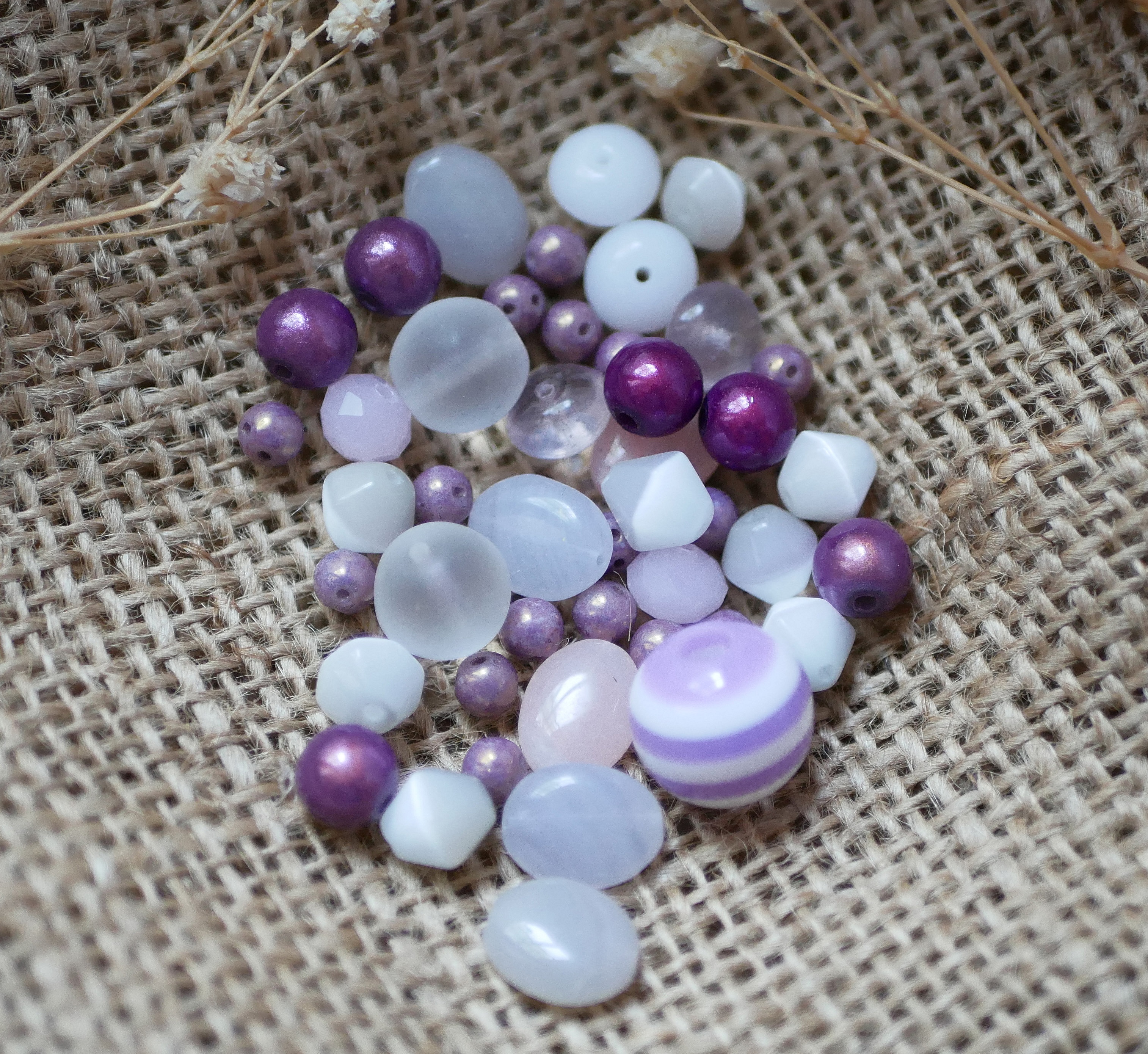 Lot de perles violet parme opale en verre press&eacute; et c&eacute;ramique
