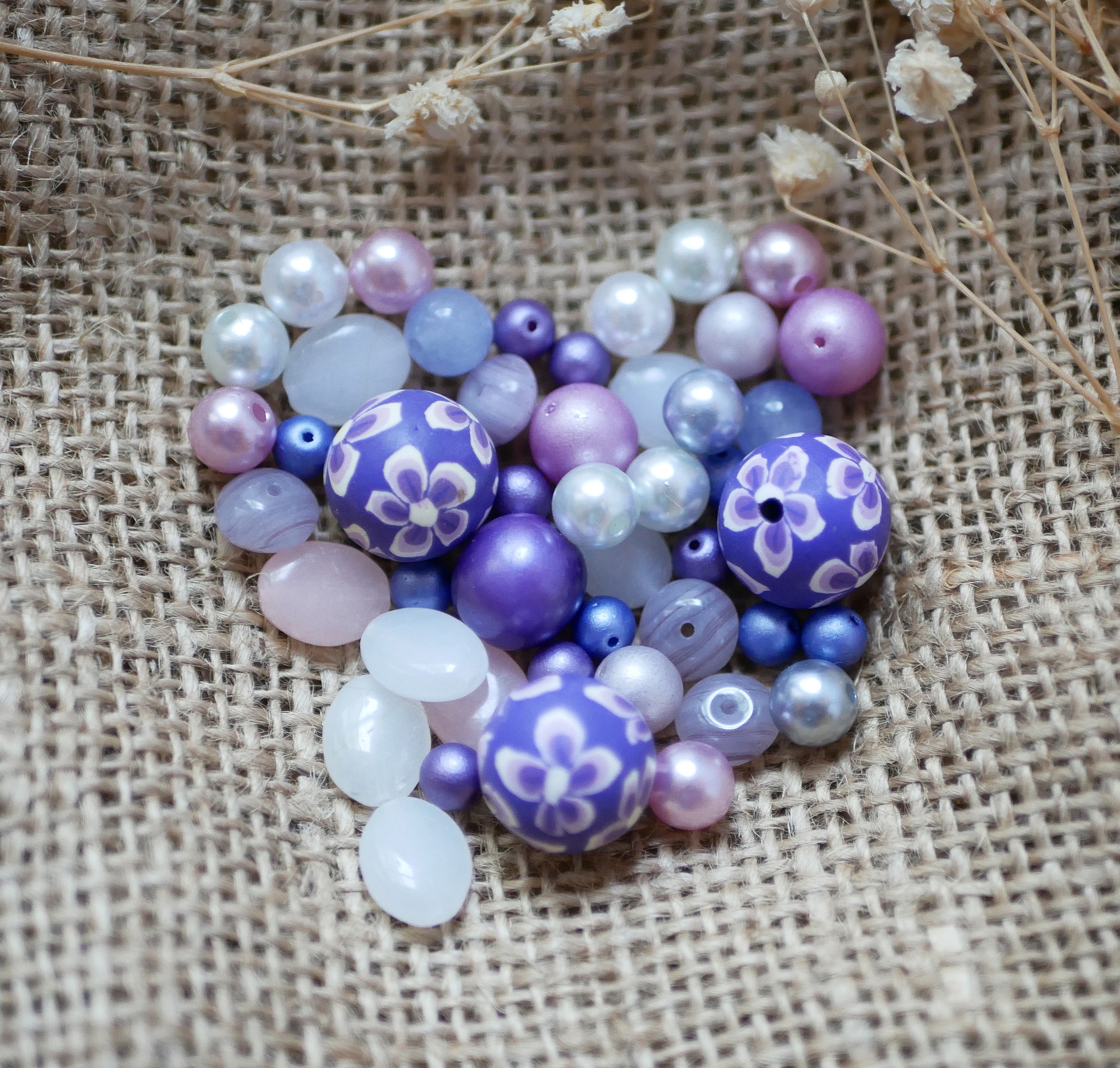 Lot de perles violet parme en verre press&eacute;, fimo et verre nacr&eacute;