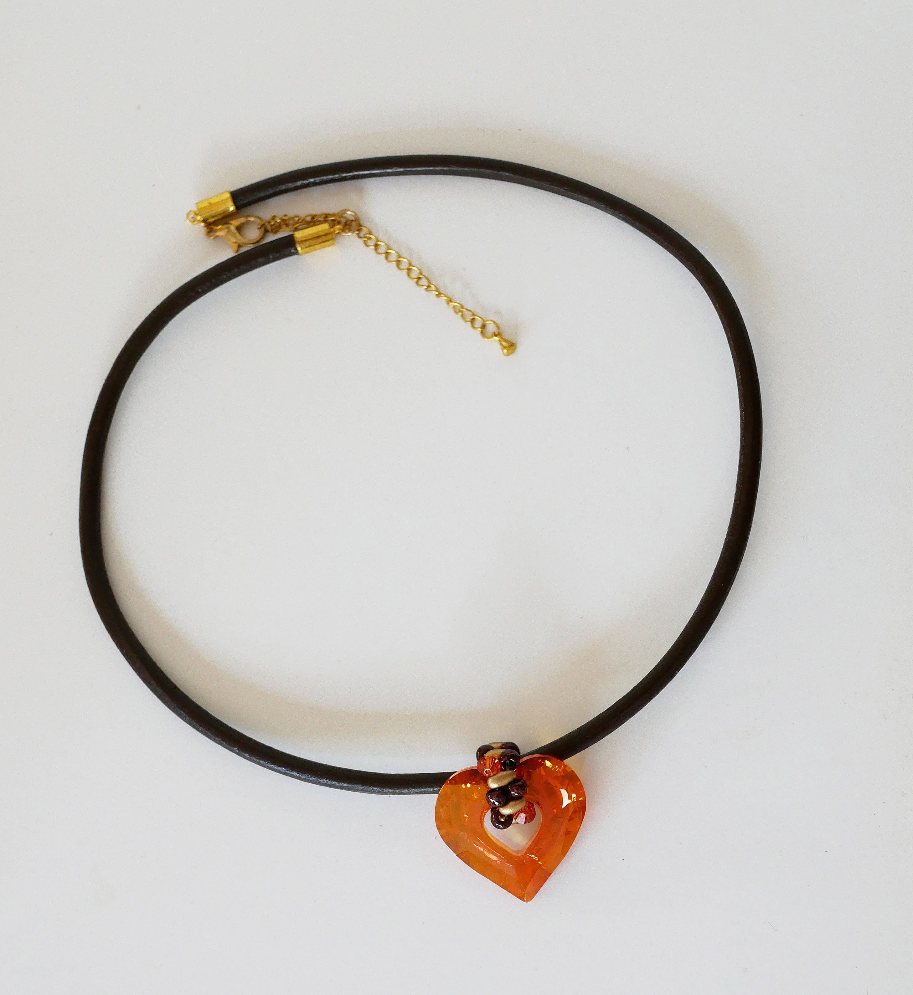 Swarovski hjerte anheng p&aring; brunt l&aelig;r