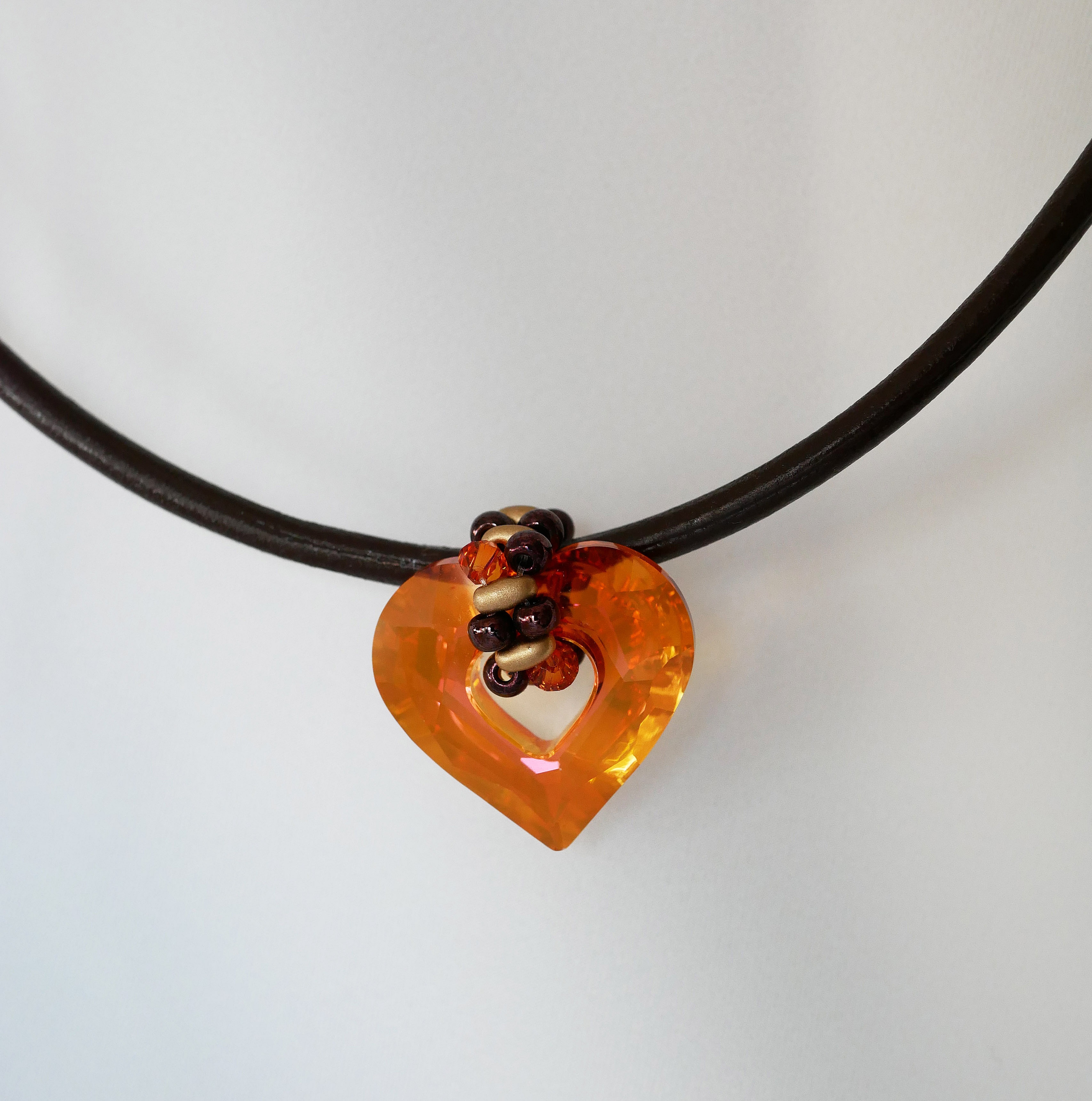 Swarovski hjerte anheng p&aring; brunt l&aelig;r