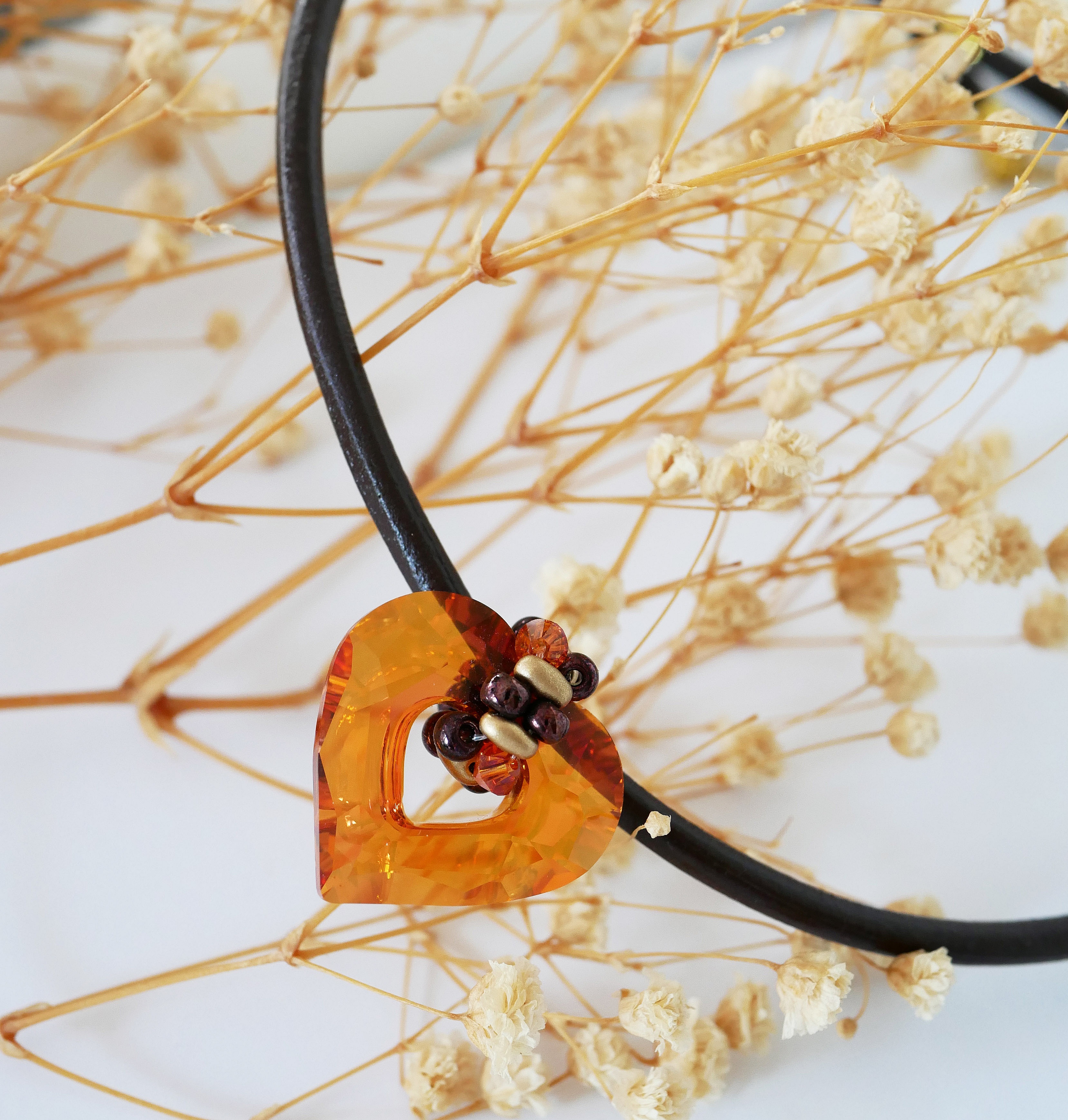 Swarovski hjerte anheng p&aring; brunt l&aelig;r