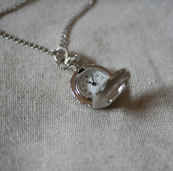 Rundt s&oslash;lvbelagt lommeur anheng p&aring; kjede