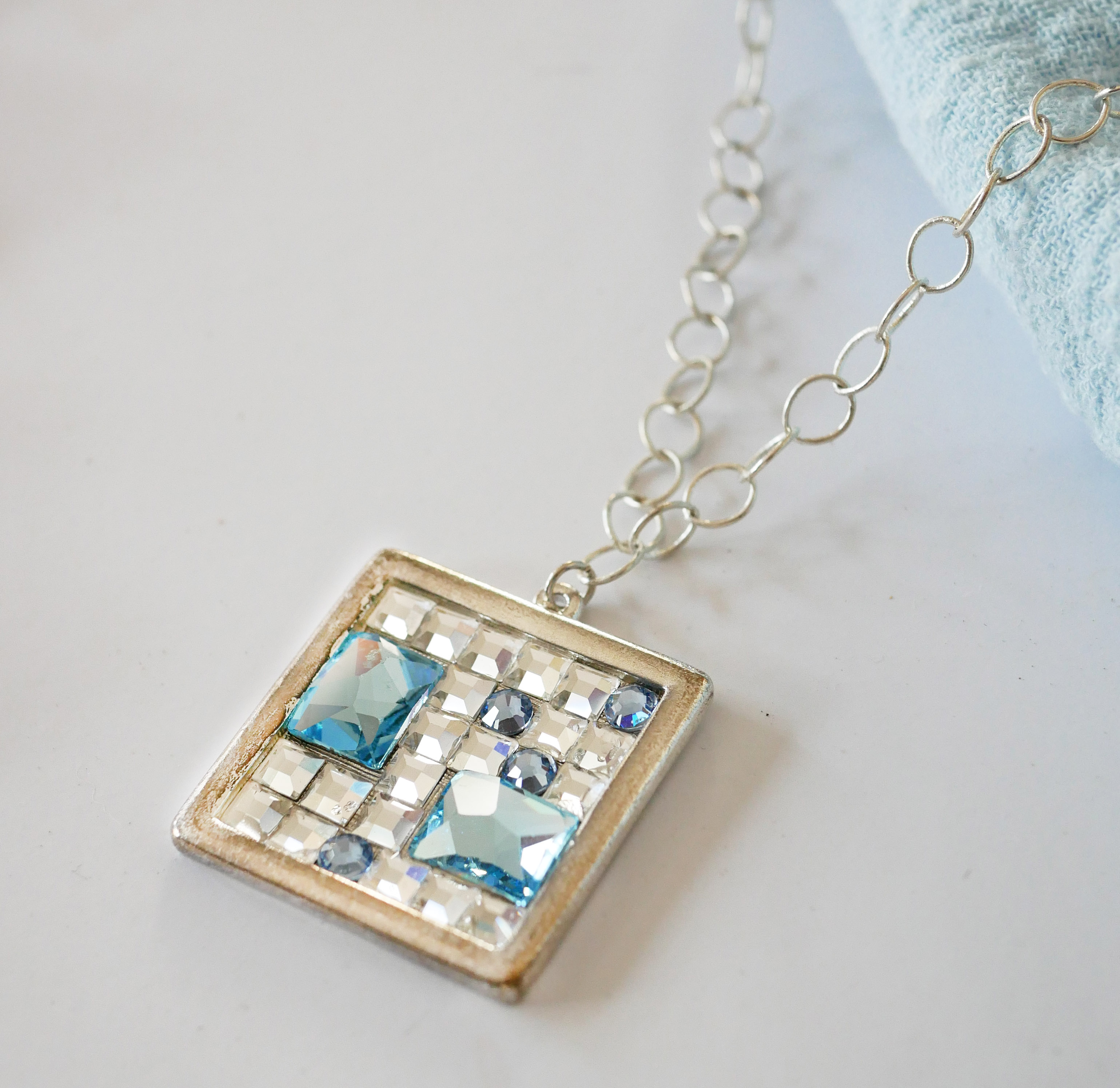 Kvadratisk medaljong anheng med Swarovski cabochons
