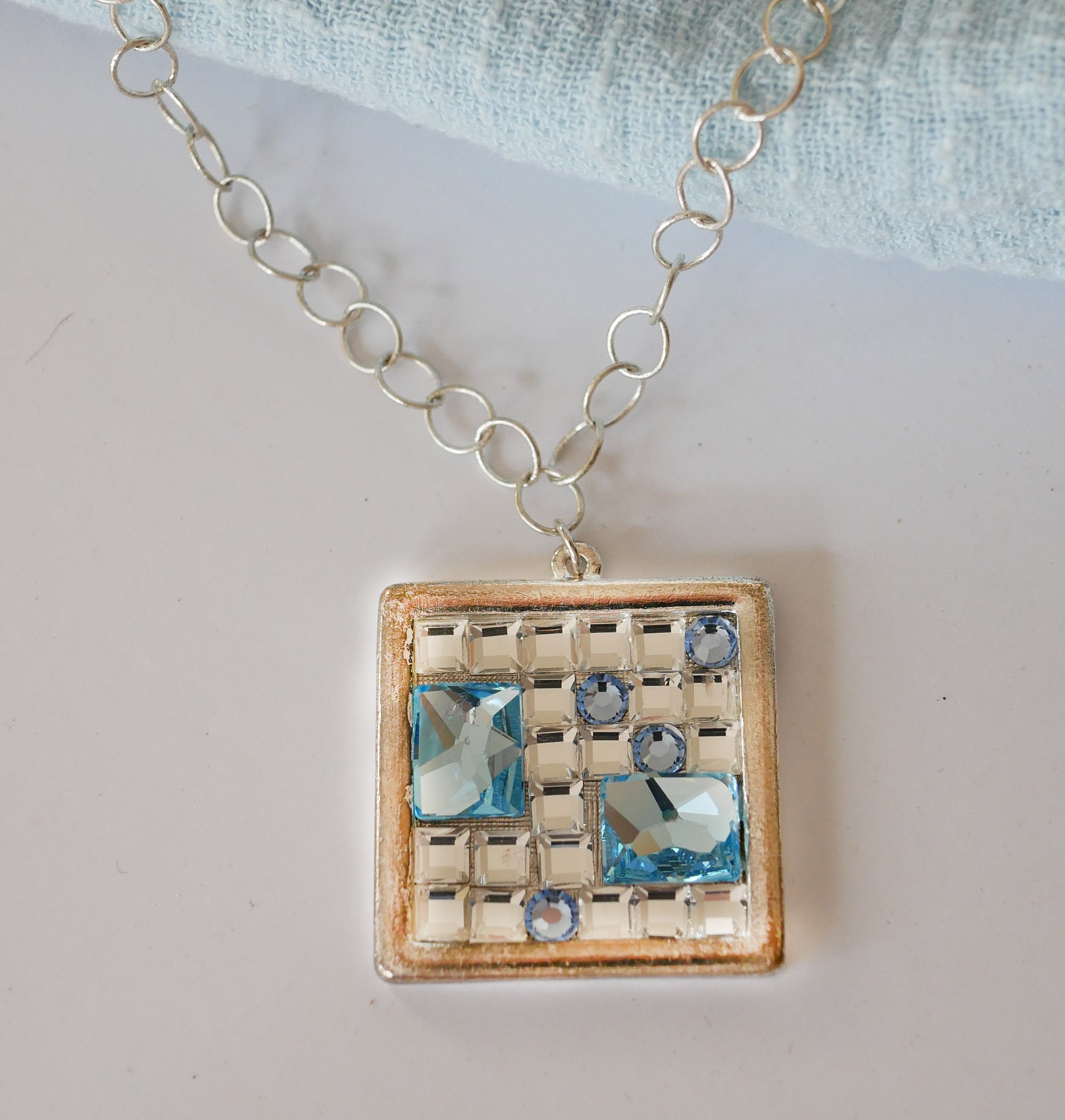 Kvadratisk medaljong anheng med Swarovski cabochons