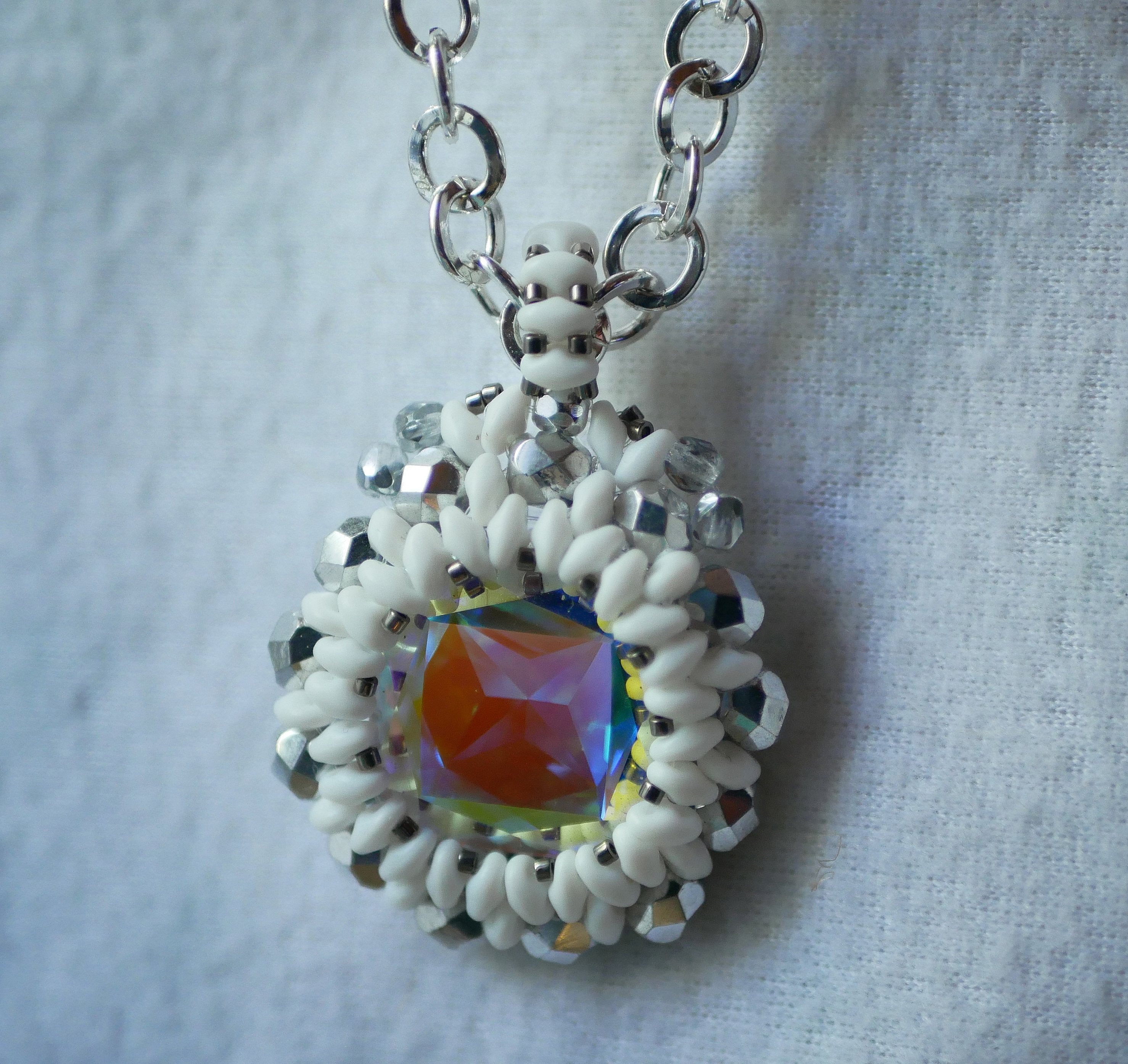 Super Duo hvit medaljong anheng p&aring; kjede