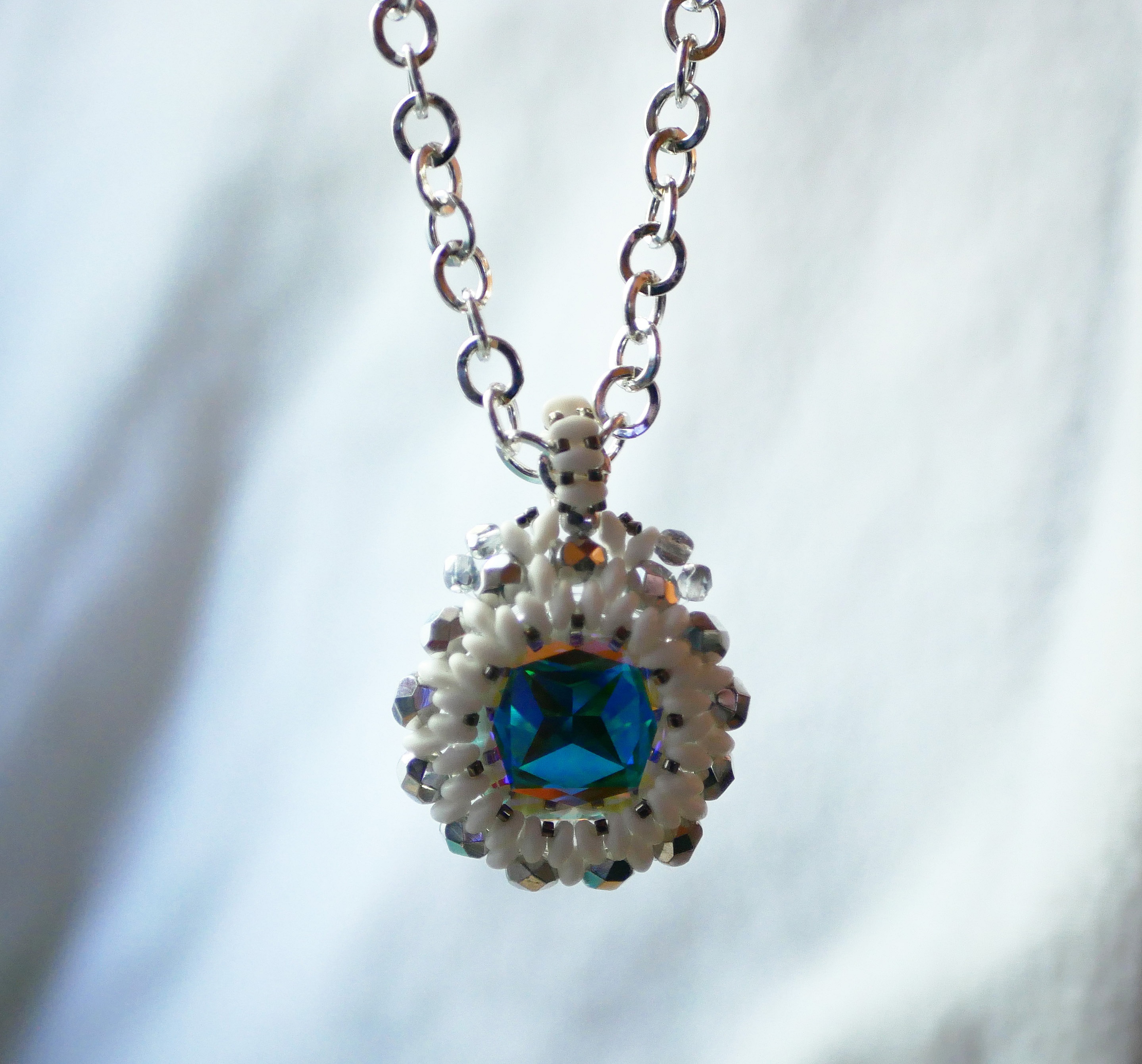 Super Duo hvit medaljong anheng p&aring; kjede