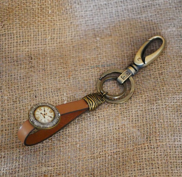 N&oslash;kkelring i skinn med cabochon fra Gousset 