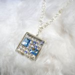 Kvadratisk medaljong anheng med Swarovski cabochons